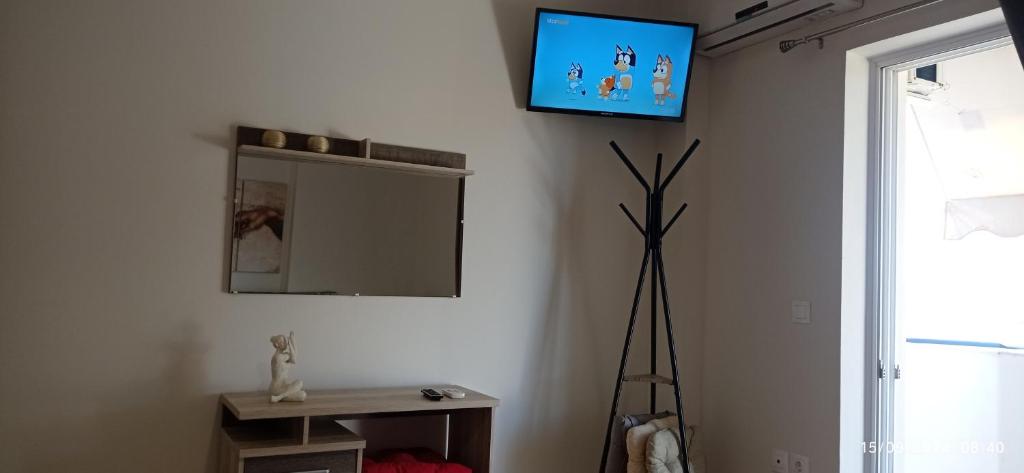 TV a/nebo společenská místnost v ubytování Angela's Seaview Apartment