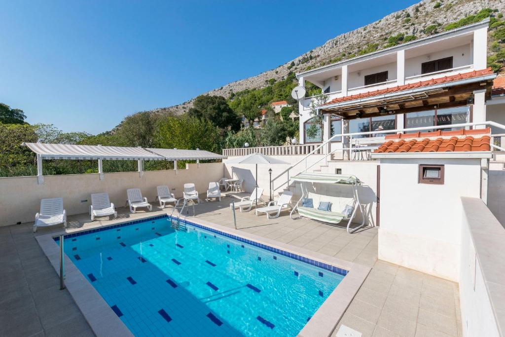 Bazén v ubytování VILLA LEO - private pool - seaview - pets welcome - luxury villa on 1000 m2 nebo v jeho okolí