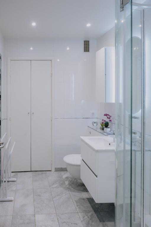 Kúpeľňa v ubytovaní Splendide appartement climatisé avec vue sur mer et clocher - Parking et WIFI