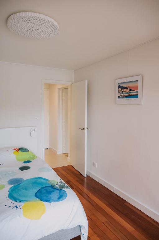 Posteľ alebo postele v izbe v ubytovaní Splendide appartement climatisé avec vue sur mer et clocher - Parking et WIFI