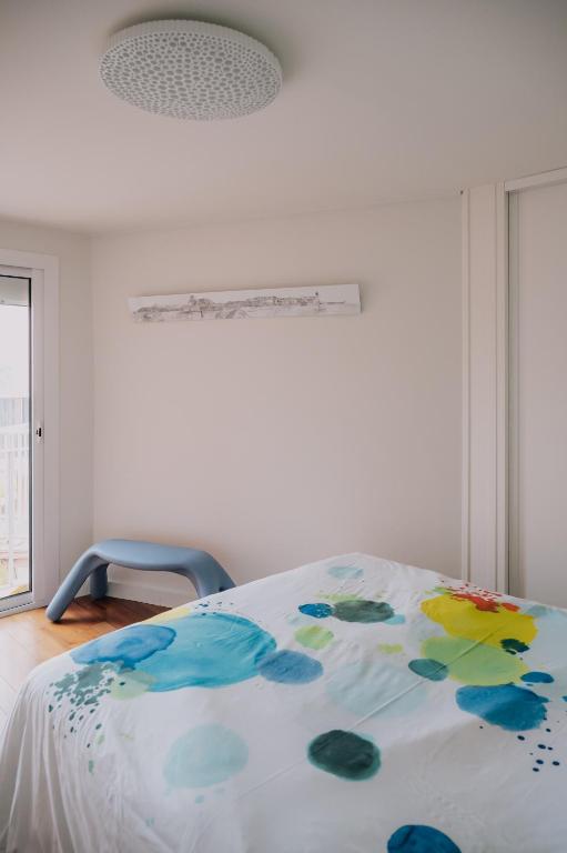 Posteľ alebo postele v izbe v ubytovaní Splendide appartement climatisé avec vue sur mer et clocher - Parking et WIFI