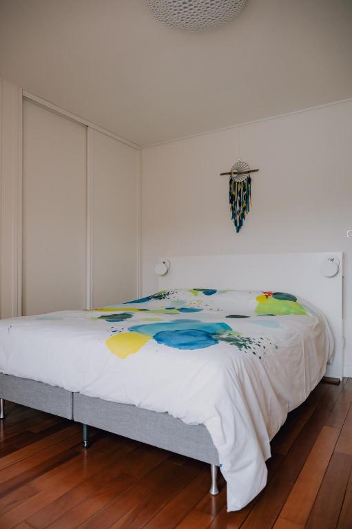 Posteľ alebo postele v izbe v ubytovaní Splendide appartement climatisé avec vue sur mer et clocher - Parking et WIFI
