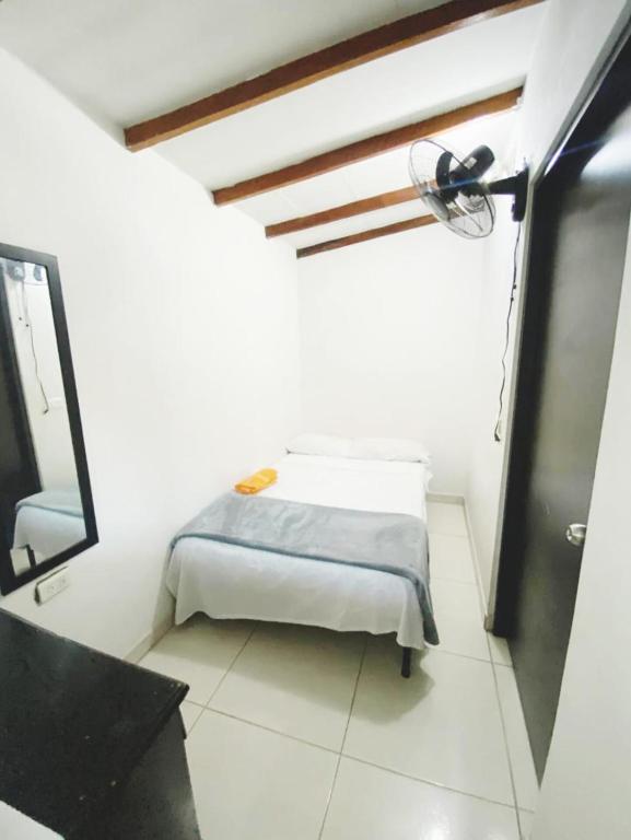 Postel nebo postele na pokoji v ubytování CAMPO VALDES PARK HOSTEL
