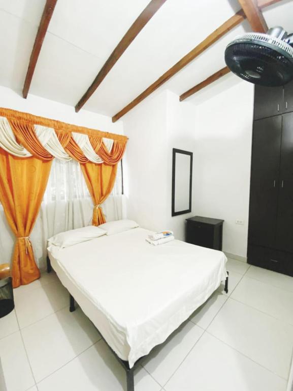 Postel nebo postele na pokoji v ubytování CAMPO VALDES PARK HOSTEL