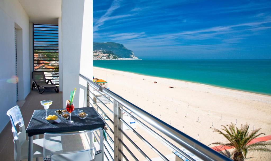 balkon ze stołem i widokiem na plażę w obiekcie Il Conero Mare w mieście Numana