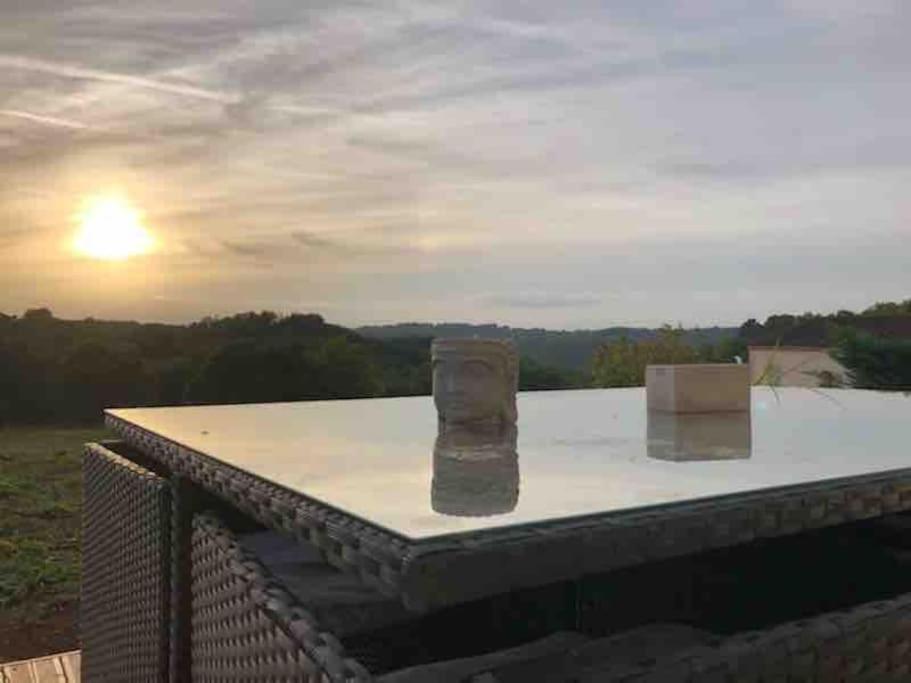 un toit avec deux blocs au-dessus dans l'établissement Logement en Périgord, à Marquay