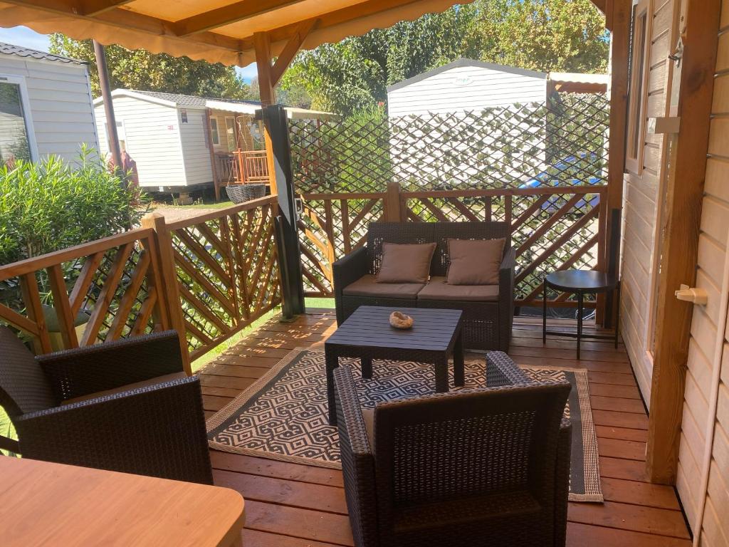 un patio avec un canapé et des chaises sur une terrasse dans l'établissement Oasis de détente, à Fréjus