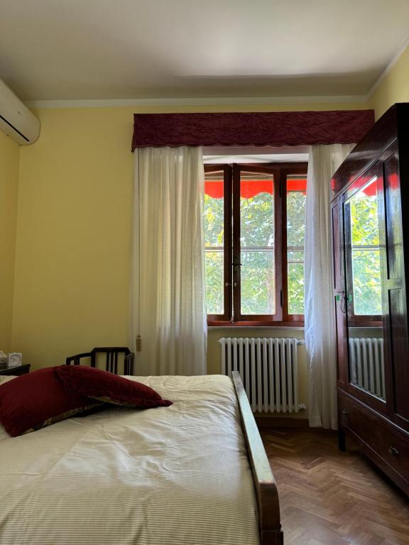 Postel nebo postele na pokoji v ubytování Lucy's House, elegante alloggio rustico con tutti i comfort moderni a Pisa