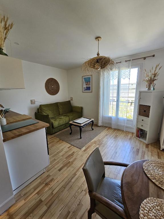 un salon avec un canapé vert et une table dans l'établissement 