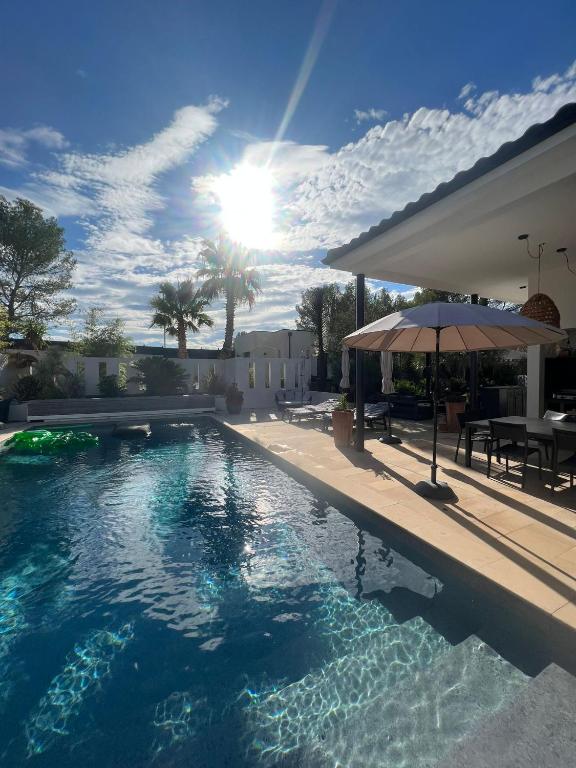 - une piscine au soleil dans l'établissement Joli havre de paix, à Prades-le-Lez