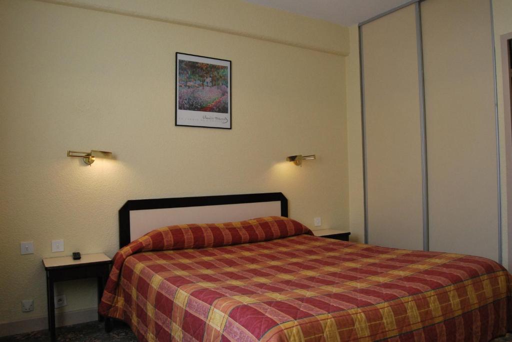 Family Hotel - Family Room (2 Adults + 2 Children)