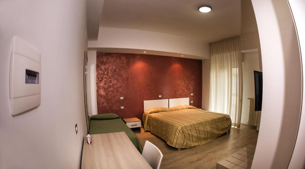 Postel nebo postele na pokoji v ubytování Tourist Hotel