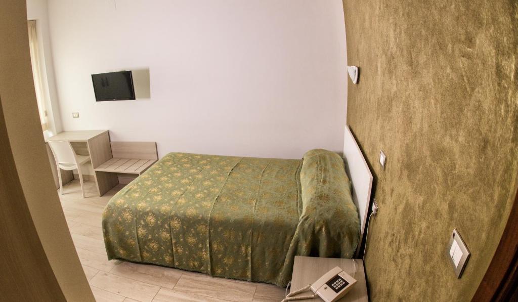 Postel nebo postele na pokoji v ubytování Tourist Hotel