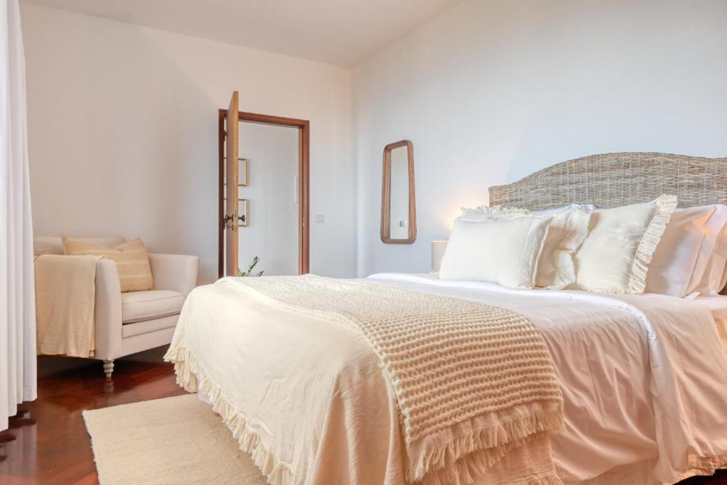 Postel nebo postele na pokoji v ubytování Clarisse's House I, a Home in Madeira