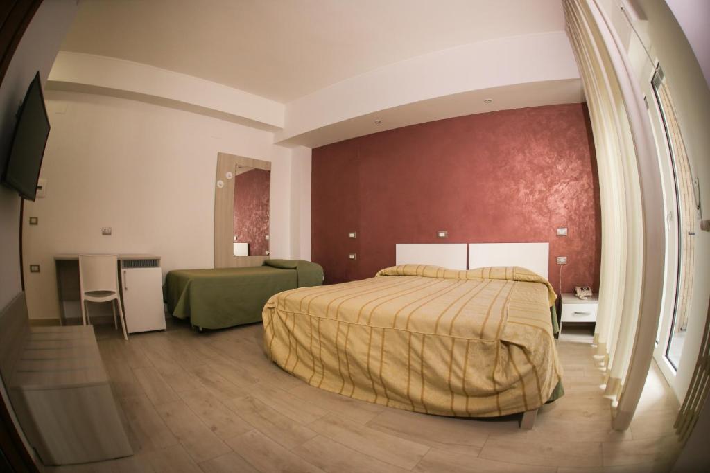 Postel nebo postele na pokoji v ubytování Tourist Hotel