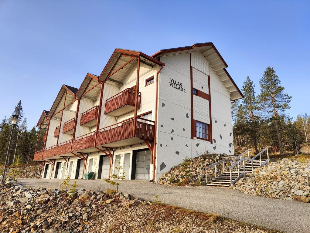 a building on top of a pile of rocks at Laskijanlinna in Ylläs