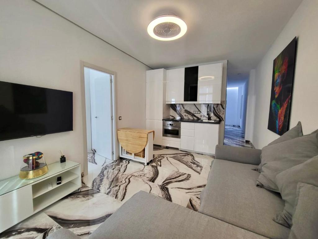 TV a/nebo společenská místnost v ubytování 2 Bedrooms Flat + Balcony + Parking at Las Canteras Beach