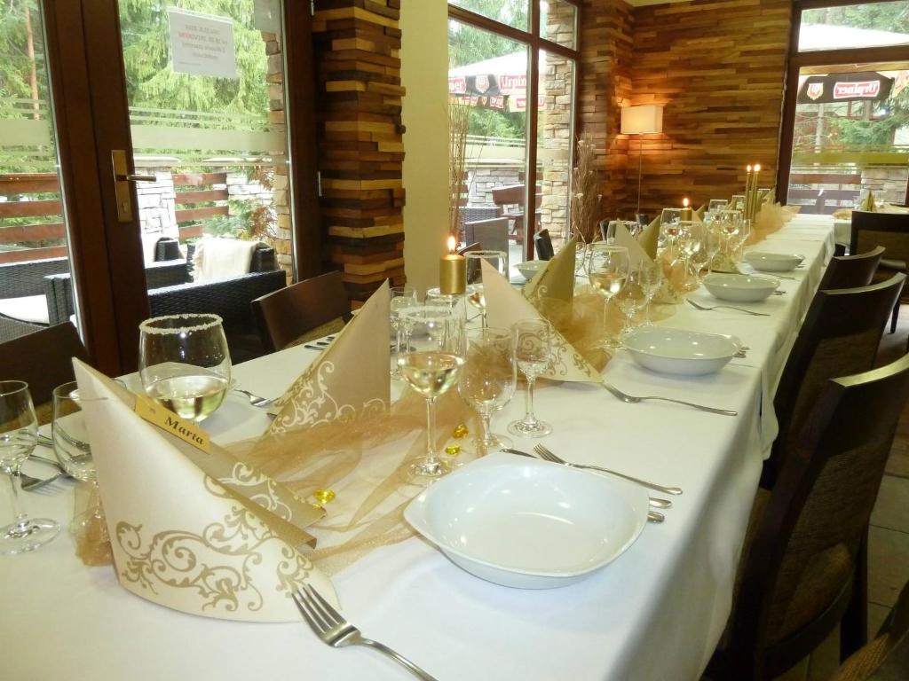 Reštaurácia alebo iné gastronomické zariadenie v ubytovaní Vila Helena - Apartment Helena 2