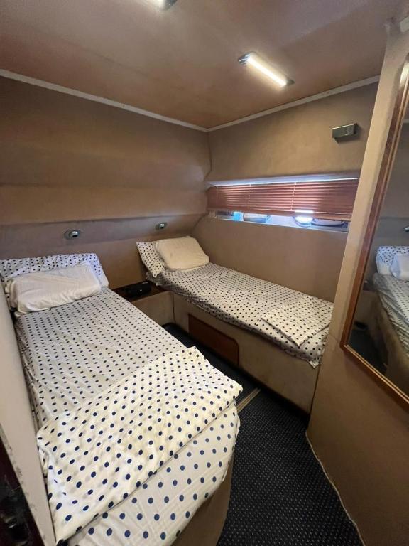 Postel nebo postele na pokoji v ubytování Monun Yacht