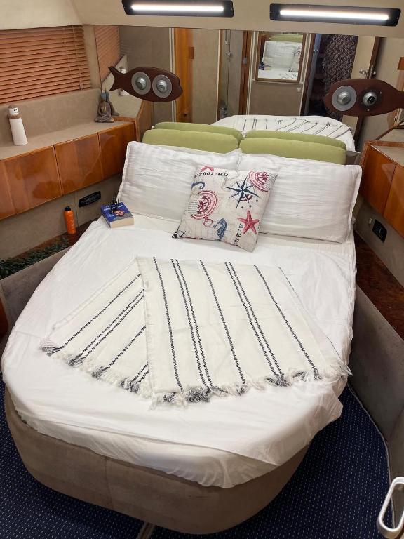 Postel nebo postele na pokoji v ubytování Monun Yacht
