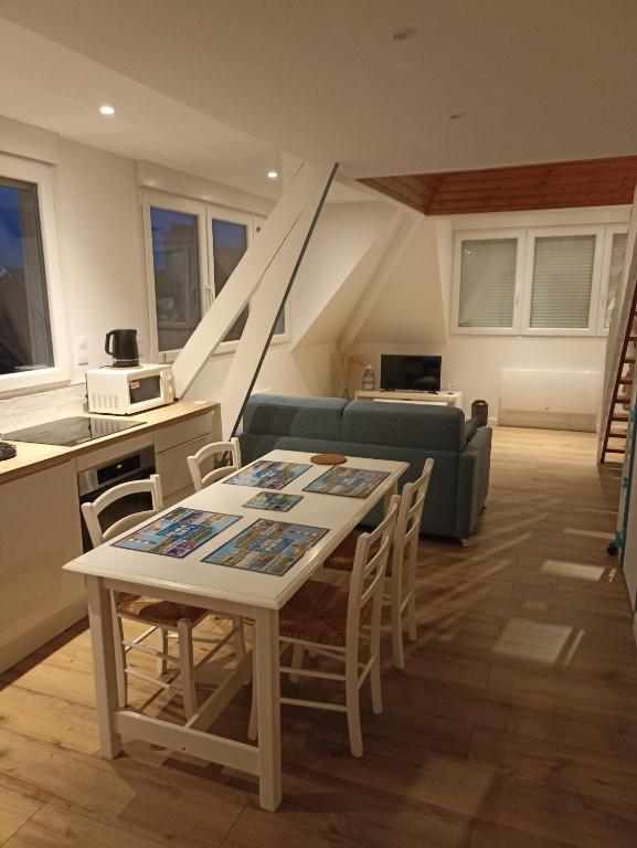une cuisine et un salon avec une table et un canapé dans l'établissement Vivre à l'heurt, à Le Portel
