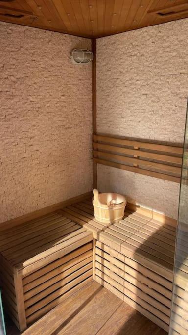 Cette petite chambre comprend 2 lits et un panier. dans l'établissement havre de paix, à Saint-Étienne-sous-Bailleul