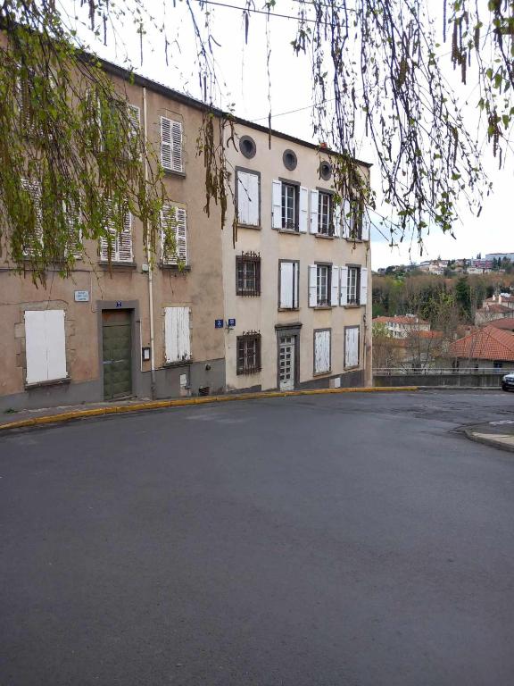 Fotografia z galérie ubytovania Vintage ,la capsule temporelle wifi draps parking publique gratuit v destinácii Thiers