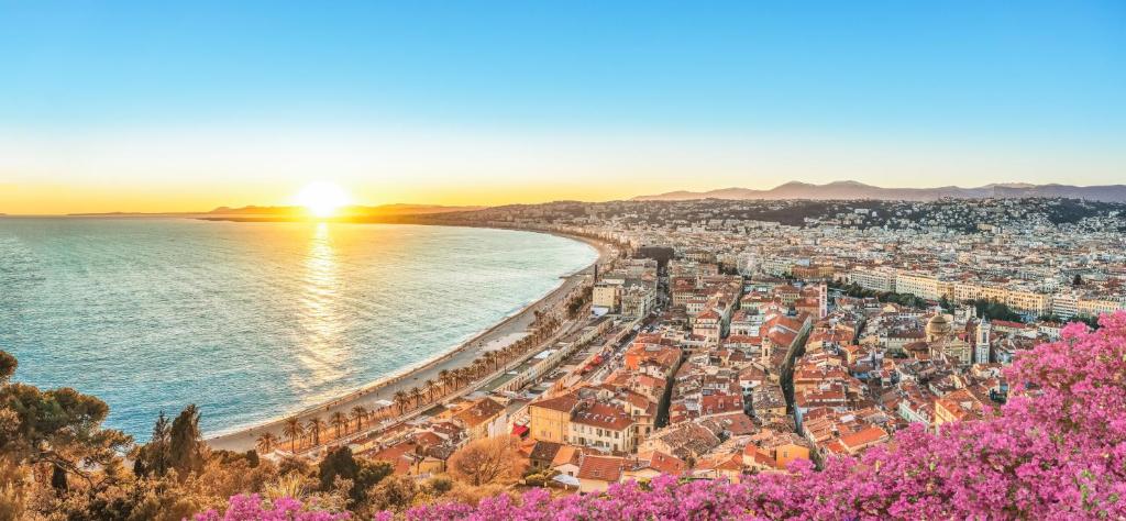 - une vue sur la ville et l'océan au coucher du soleil dans l'établissement Appartement Nice centre ville gare, à Nice