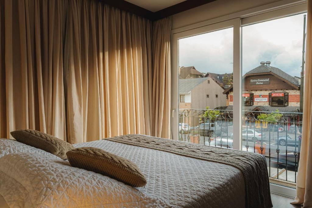 Uma cama ou camas num quarto em Micheline Hotel Tricot - ao lado da Rua Coberta