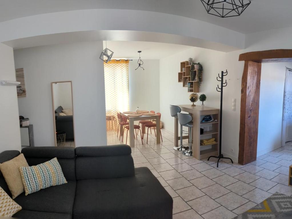 un salon avec un canapé et une table dans l'établissement Appartement T5, au Havre