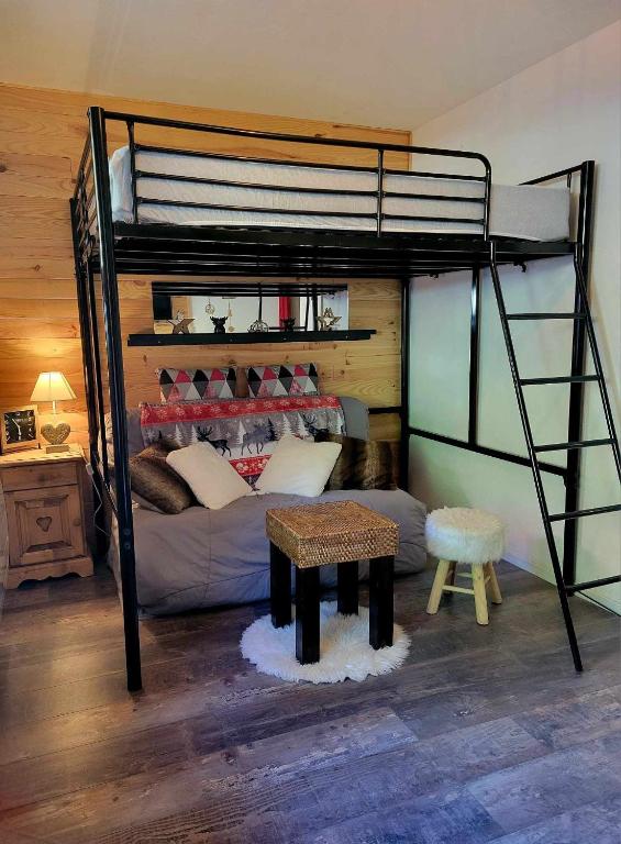 une chambre avec un lit superposé et une table dans l'établissement Studio avec grande terrasse 4 personnes centre station la Foux d'Allos, à La Foux