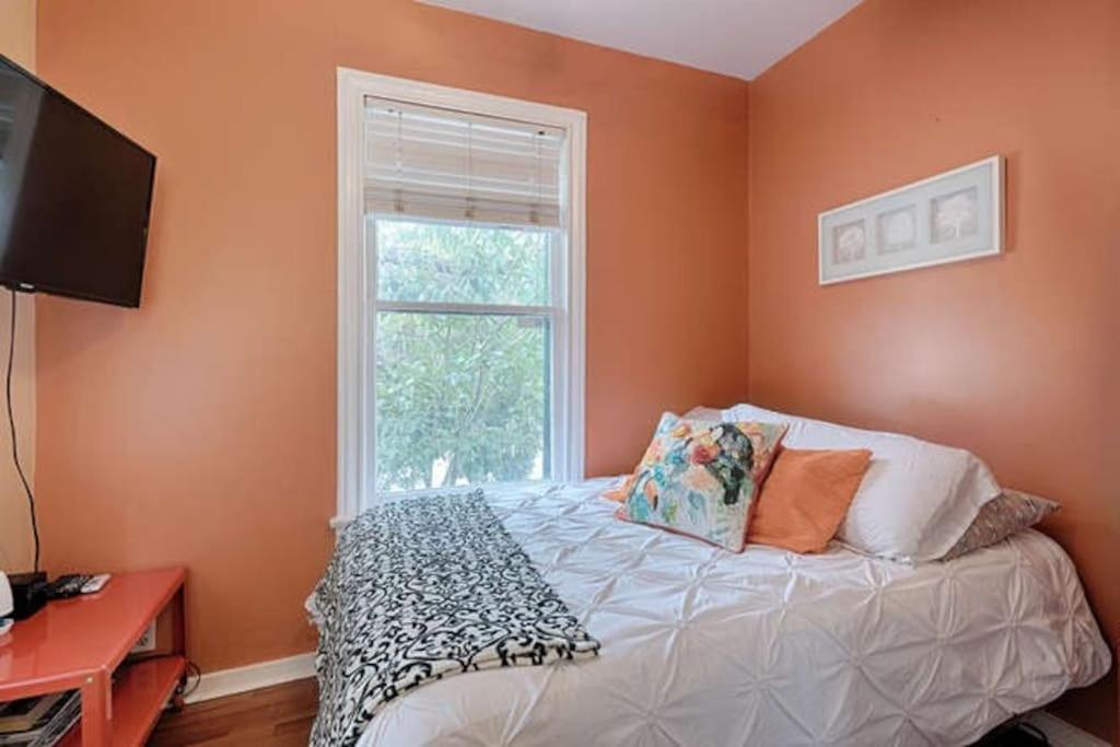 Giường trong phòng chung tại Centrally located Cozy Tiny Loft, Near ACL, SXSW, Zilker, 6th Street