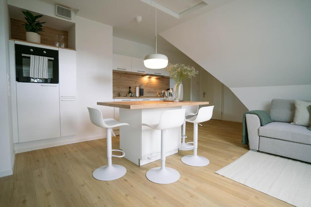 a kitchen and living room with a table and chairs at Kö27 - Modernes City-Apartment in Siegen