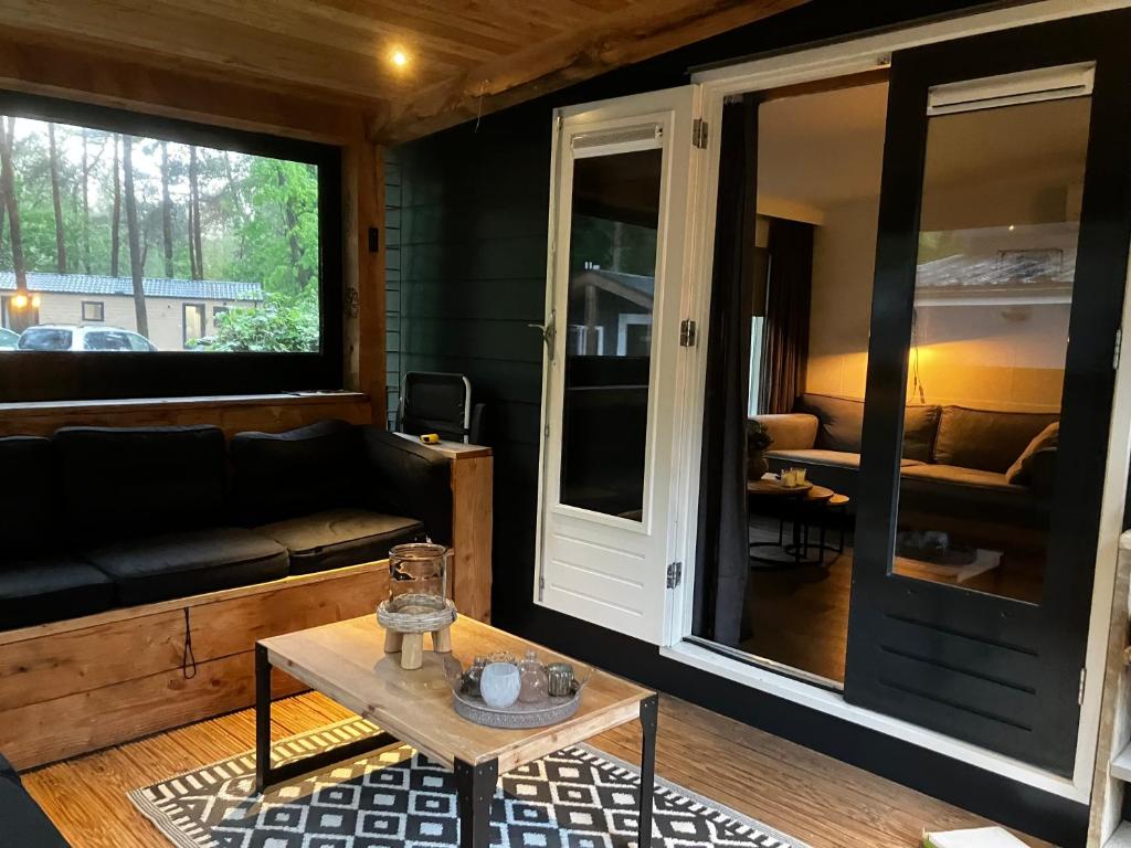 Posezení v ubytování Chalet bosrijk Midden in de natuur-eten&drinken-activiteiten-ontspanning-en nog veel meer