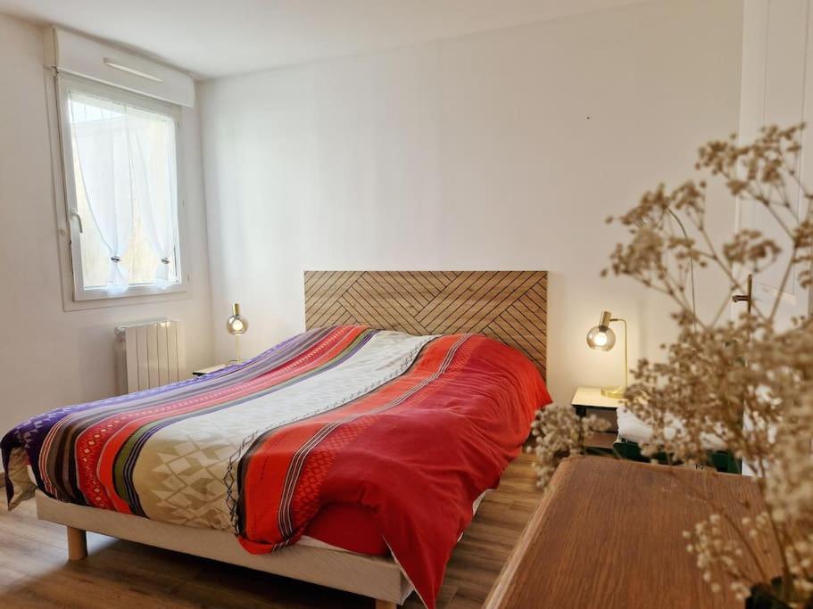 une chambre avec un lit et une fenêtre dans l'établissement Votre cocon avec baignoire et Wifi à 15 min à pied du centre d'Amiens, à Amiens