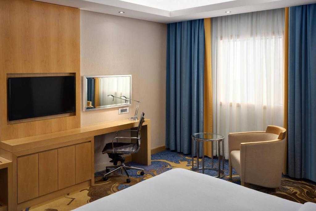 TV a/nebo společenská místnost v ubytování Sheraton Makkah Jabal Al Kaaba Hotel