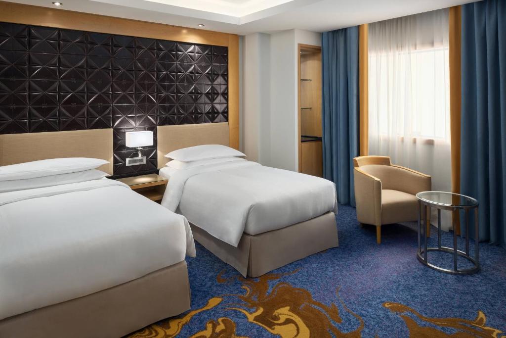 Postel nebo postele na pokoji v ubytování Sheraton Makkah Jabal Al Kaaba Hotel