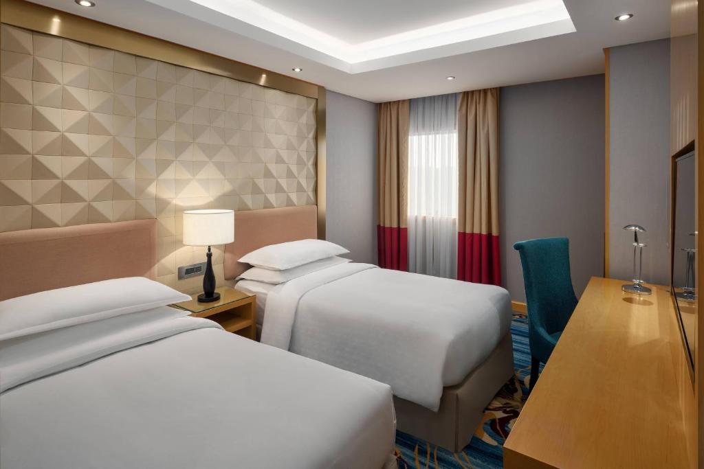 Postel nebo postele na pokoji v ubytování Sheraton Makkah Jabal Al Kaaba Hotel