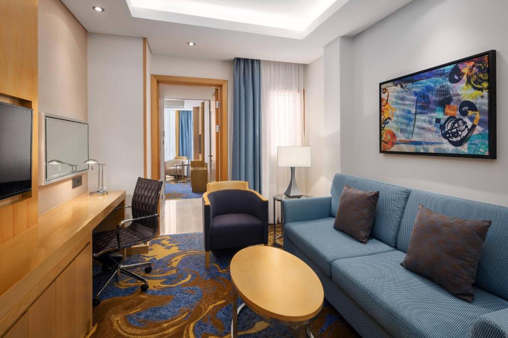 TV a/nebo společenská místnost v ubytování Sheraton Makkah Jabal Al Kaaba Hotel