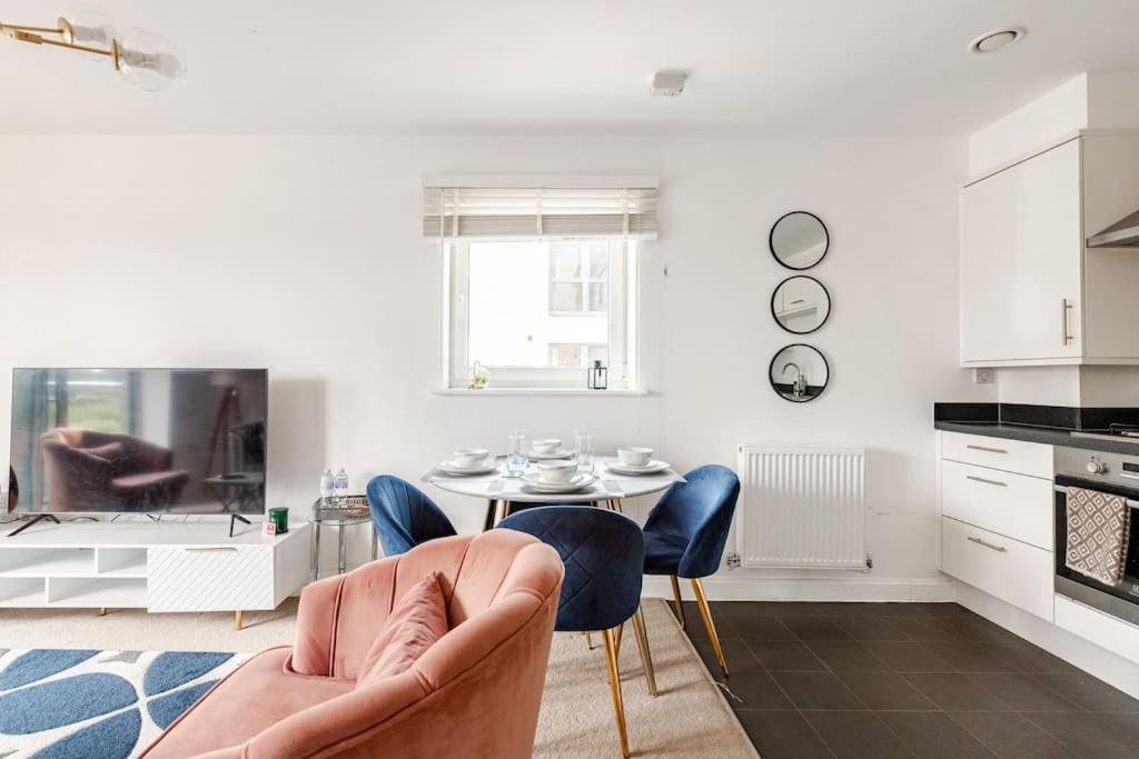 Stylish Station Apartment in Rochester with Free Parking - Appartement De Deux Chambres
