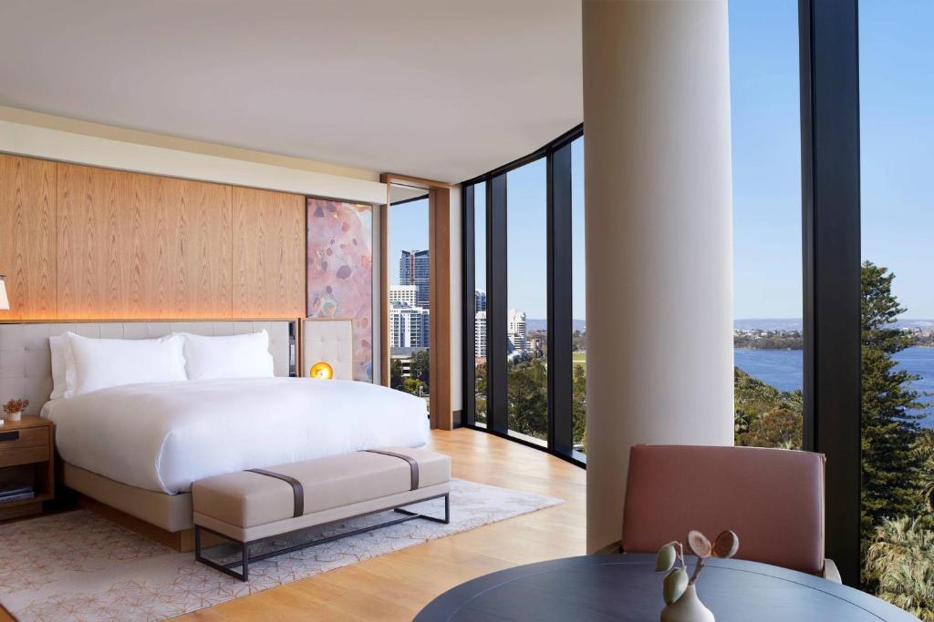 Postel nebo postele na pokoji v ubytování The Ritz-Carlton, Perth