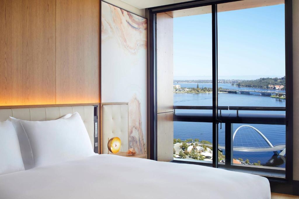 Postel nebo postele na pokoji v ubytování The Ritz-Carlton, Perth