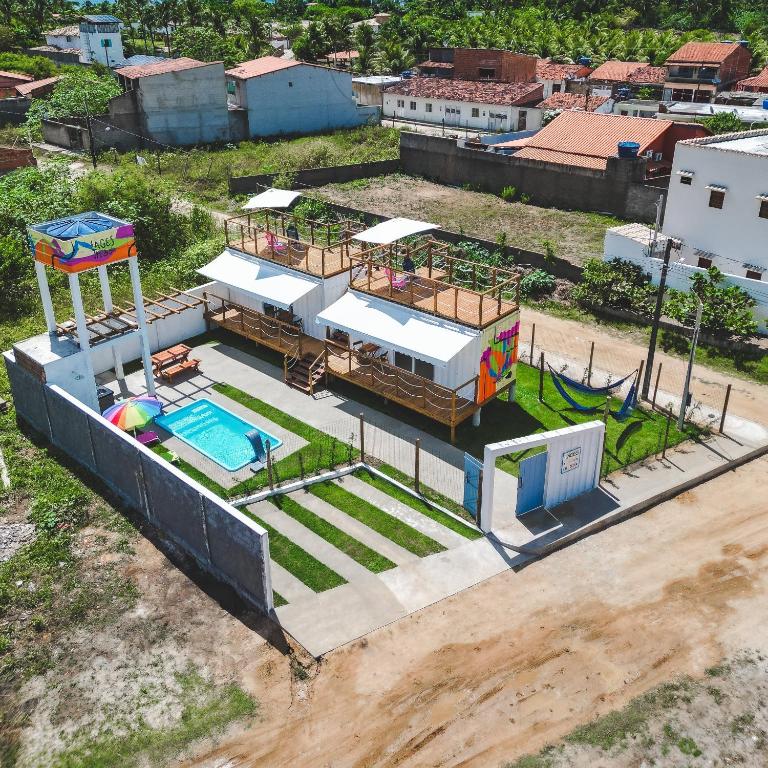 an aerial view of a house with a swimming pool at Lages in Box - Casa por temporada na Rota dos Milagres - Porto de Pedras in Tatuamunha