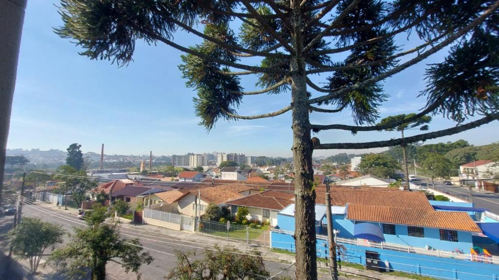 vista su una città da un albero di Leonis, Apto 32 a Curitiba
