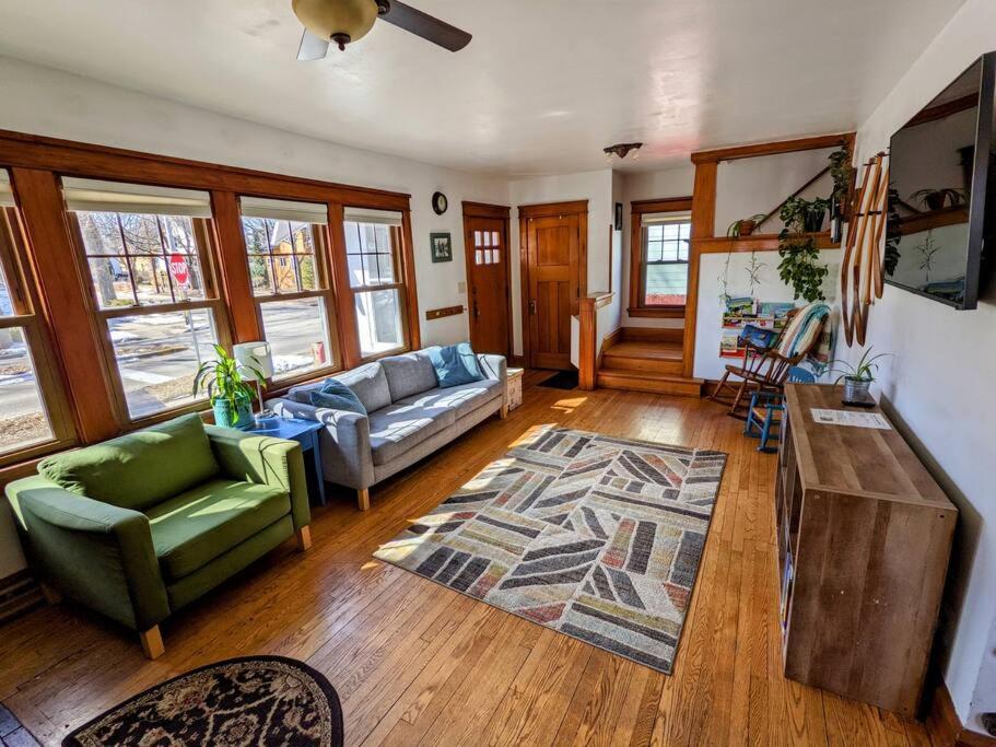 Χώρος καθιστικού στο Family Friendly House - Downtown Location