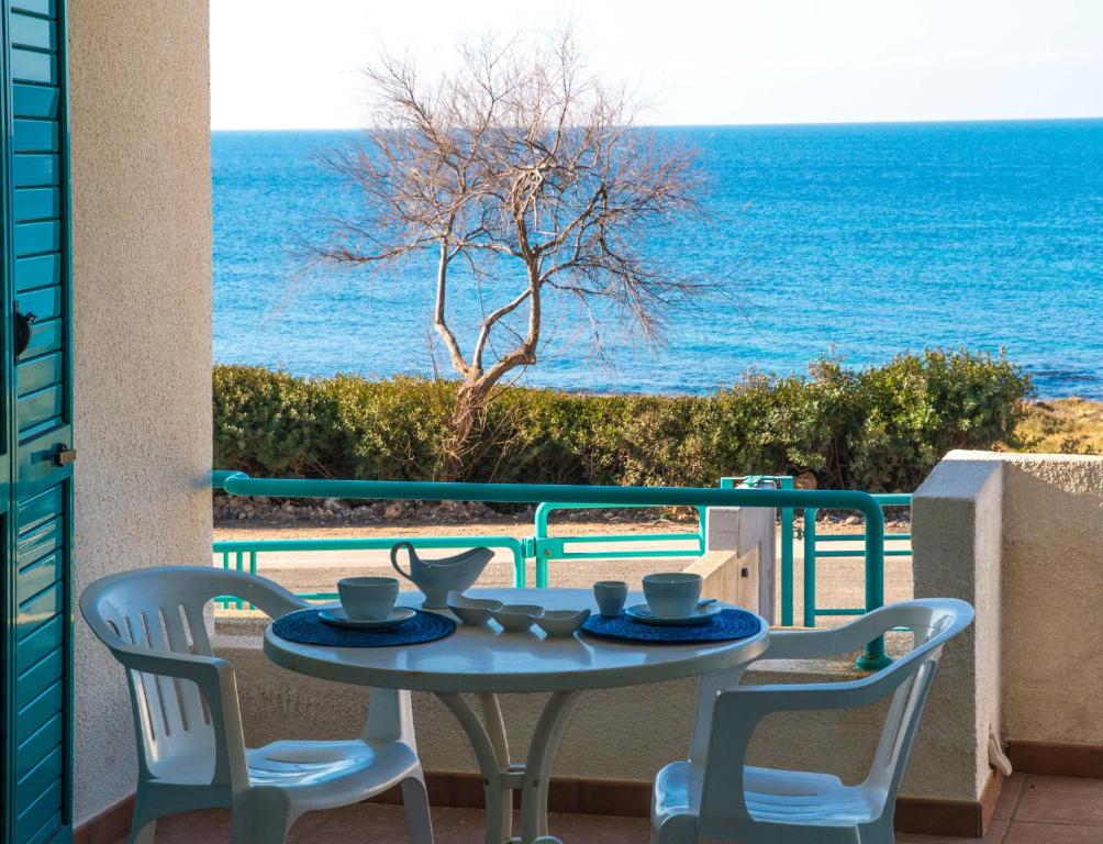 トッレ・スーダにあるLa Torreの海を望むバルコニー(テーブル、椅子付)