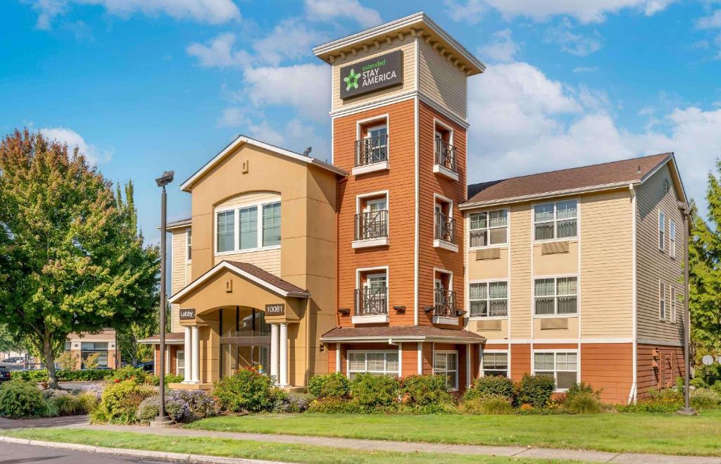 un edificio con una torre dell'orologio in cima di Extended Stay America Suites - Portland - Hillsboro a Hillsboro