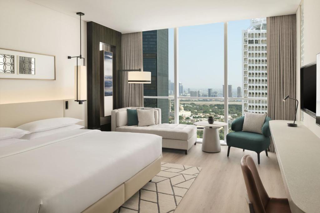 Postel nebo postele na pokoji v ubytování Sheraton Grand Hotel, Dubai