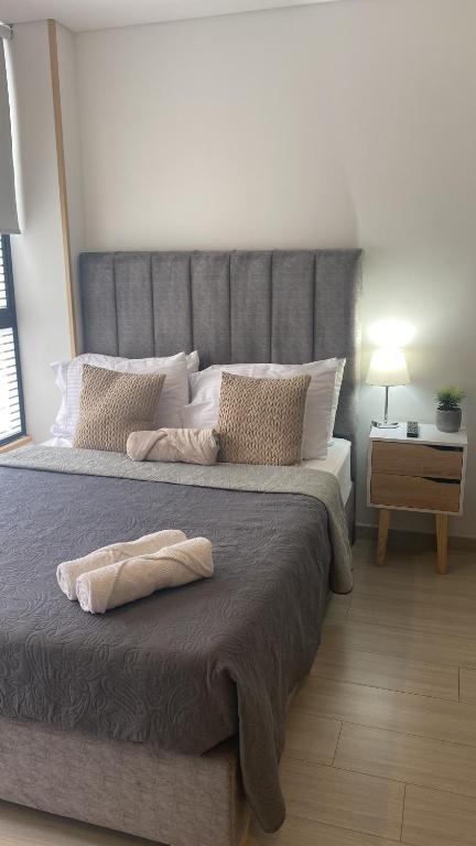1 dormitorio con 1 cama grande y cabecero gris en Hermoso Apartamento Loft en Bogota Chapinero, en Bogotá