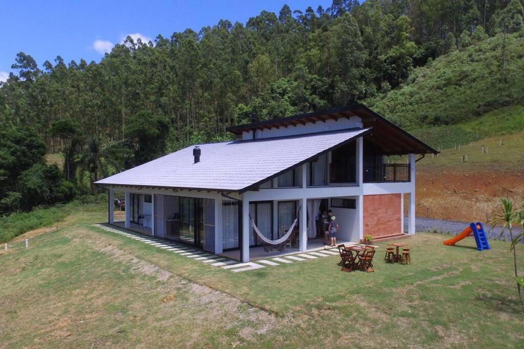 BlinhaにあるCasa de Campo em Presidente Nereu - SCのハンモック付きの家